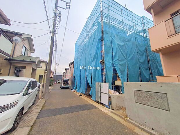 ◆2号棟◆〜Exterior〜　前面道路：南東 4m 私道　「落ち着き」と「安らぎ」と「快適」を実現してくれます。いつ友人・親戚・来客が来ても決して油断しないハイスペックな邸宅。