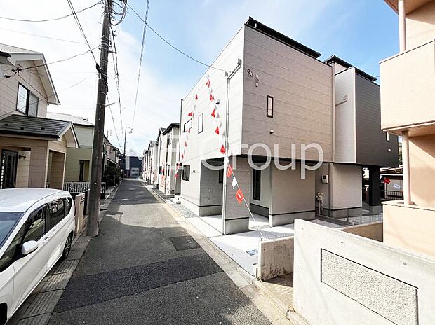 ◆2号棟◆~Exterior~ 前面道路:南東 4m 私道 「落ち着き」と「安らぎ」と「快適」を実現してくれます。いつ友人・親戚・来客が来ても決して油断しないハイスペックな邸宅。