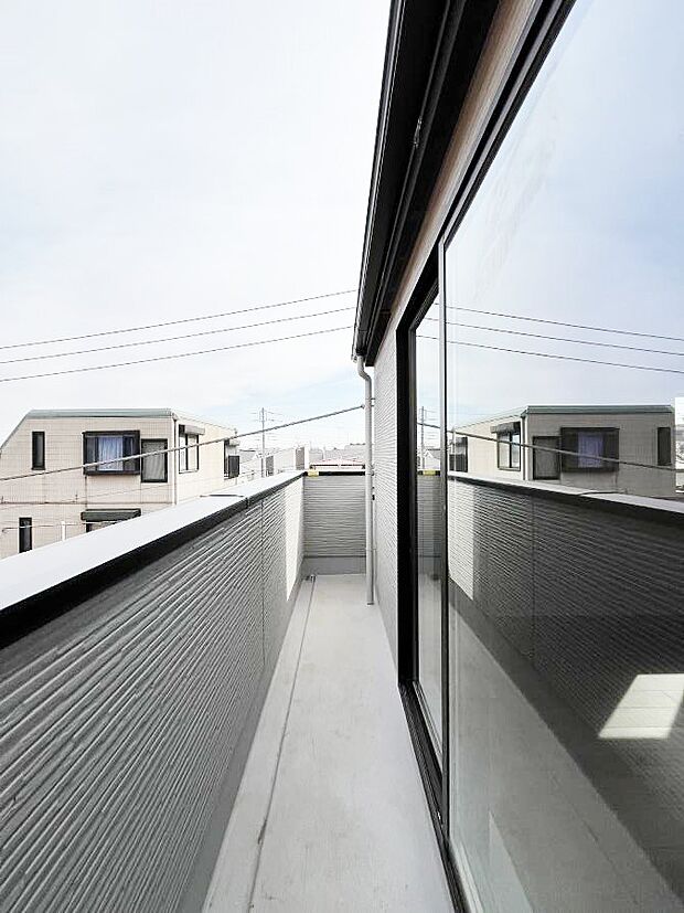 ◆2号棟◆〜Balcony〜  バルコニーは温かい陽がさしこみ、お布団や洗濯物を気持ちよく干すことができます。使いやすく開放的なバルコニーです♪陽ざしがたっぷり降り注ぐ、バルコニー付き住まい。  