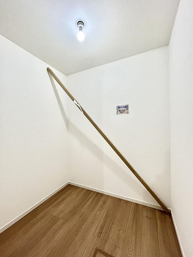 ◆2号棟◆~Walk-in Closet~ たくさんの洋服をかけてもシワになりにくいウォークインクローゼット。洋服以外にも、普段使わない家電やスーツケース、ストック品など何でも片付く嬉しい空間です。