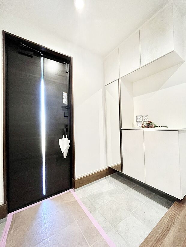 〜Entrance〜　下駄箱ミラー付なので、お出かけ前の身だしなみチェックに◎♪玄関はお客様をお出迎えする一番最初の場所、帰ってくる時に入る最初の場所。そんな場所だからこそ、より良い空間に…♪