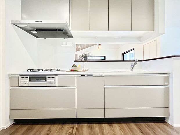 〜Kitchen〜 会話が弾むリビング、料理が愉しくなるキッチン。家は、ただ生活する場ではなく、暮らしを愉しく、快適にする場所。笑顔の毎日、安らぎの日々のために、最新の設備・仕様を採用。