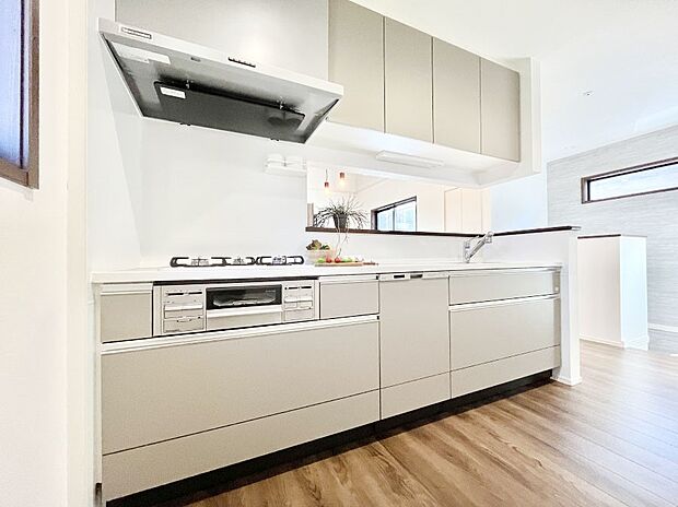 〜Kitchen〜 広くて使いやすいキッチンなら家族でいっしょに料理をつくったり、後片付けも手間なくできちゃいます♪収納もたっぷりあるので、いつもすっきりと清潔な印象を保てます。