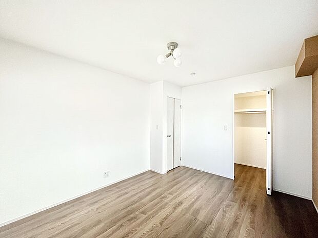 〜Bed Room〜 「今日も一日お疲れ様」とご夫婦でゆったりくつろげる寝室。毎日の家事やお仕事に疲れた日はフカフカのベットで癒されてください。テレビや本棚をおいても快適な広さが自慢♪