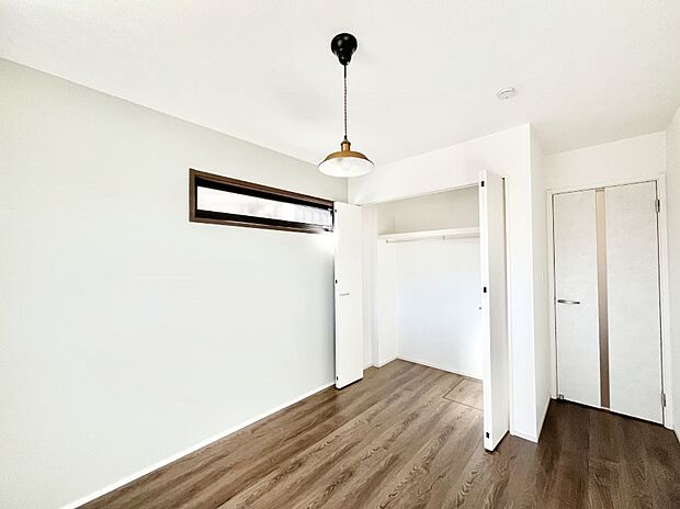 〜Bed Room〜　子供部屋はお子様にとって大変重な役割があります。子供一人で過ごす空間を与えることで、宿題や勉強時間も自然と増えまた自ら部屋の片付けや掃除なども促すことに繋がります。