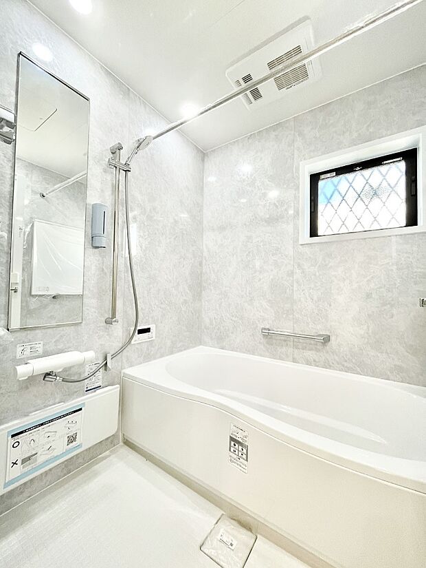 〜Bath Room〜　落ち着いた雰囲気の浴室で明日に向けてリフレッシュ。浴室乾燥機能も付いているので隣の洗濯機置き場で洗い上がった洗濯物を、雨の日も天気を気にせず乾燥させることも可能です。