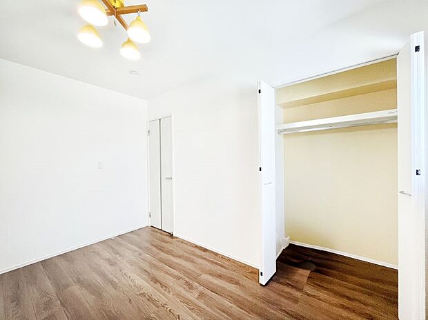 〜Bed Room〜全居室には収納クローゼットを完備!普段使いのお洋服や小物はもちろん、季節物のお洋服などもしっかりと整理整頓おしまい頂けます。 居室空間を広く使用できますね。