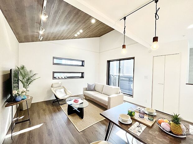 〜Living〜　家族の食事や団らんのほか、子どもを遊ばせたり、友人を招いたりするLDKは住まいの中心。長時間過ごす場所だから、その空間は住まい全体の居心地を左右します。