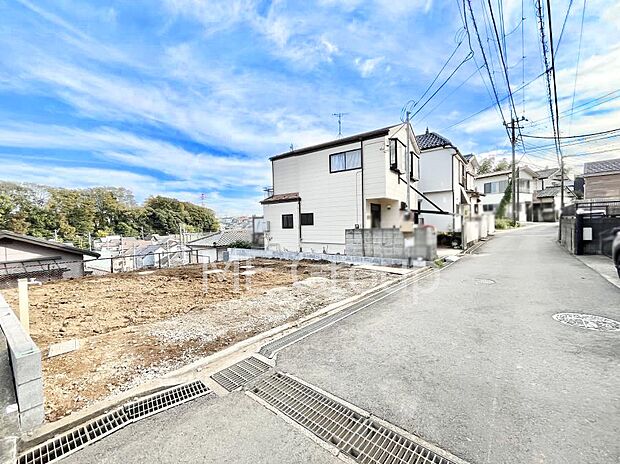 〜Exterior〜 前面道路は閑静な住宅地をはしる車通りの少ない道路。駐車の出し入れもらくらくです!ご不明点・現地見学のご希望は、お気軽にお問い合わせください!