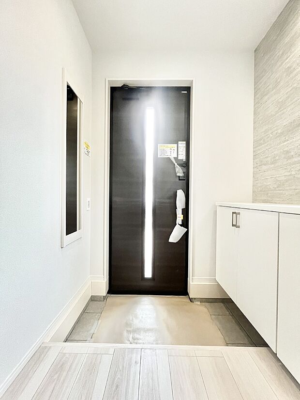 ~Entrance~ 家の中でお客様を迎える最初の場所である玄関は、家の印象そのものです!豊富な玄関収納で、常に綺麗に保つことが出来ます♪玄関にはたっぷり収納の下駄箱を完備!