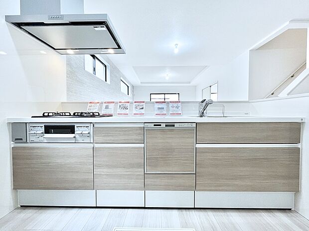 ～Kitchen～　会話が弾むリビング、料理が愉しくなるキッチン。家は、ただ生活する場ではなく、暮らしを愉しく、快適にする場所。笑顔の毎日、安らぎの日々のために、最新の設備・仕様を採用。