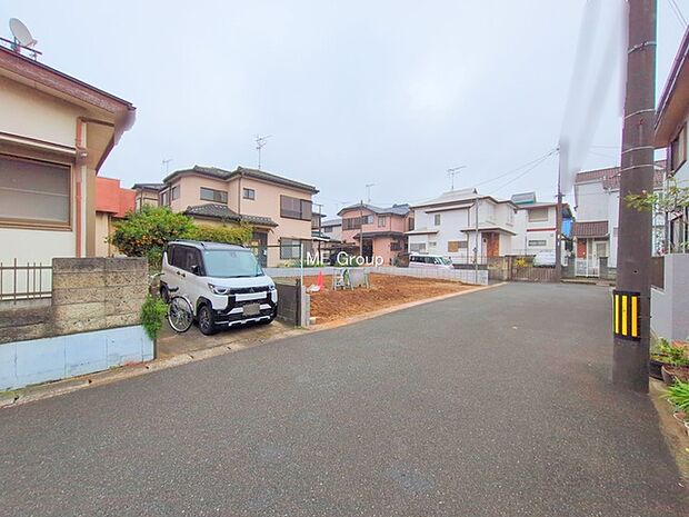 〜Exterior〜　前面道路：西 6m 私道　前面道路は閑静な住宅地をはしる車通りの少ない道路。駐車の出し入れもらくらくです！ご不明点・現地見学のご希望は、お気軽にお問い合わせください！