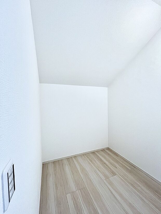 ~Walk-in Closet~ 必要なものやコーディネートを一覧して確認でき、身支度や準備が短時間で済むウォークインクローゼットを設置しました。家の中をすっきりとさせる便利な収納スペースです。