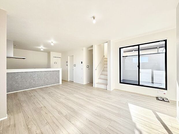 明るい陽光が注ぎ、寛ぎの雰囲気に満たされるリビング・ダイニング。  