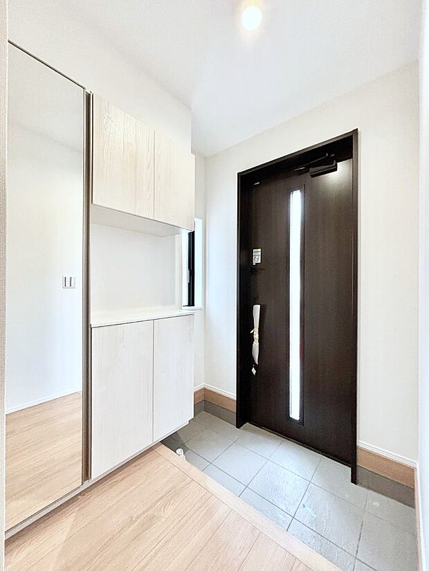 ◆2号棟◆~Entrance~ 下駄箱ミラー付なので、お出かけ前の身だしなみチェックに◎玄関はお客様をお出迎えする一番最初の場所、帰ってくる時に入る最初の場所。そんな場所だからこそ、より良い空間に♪