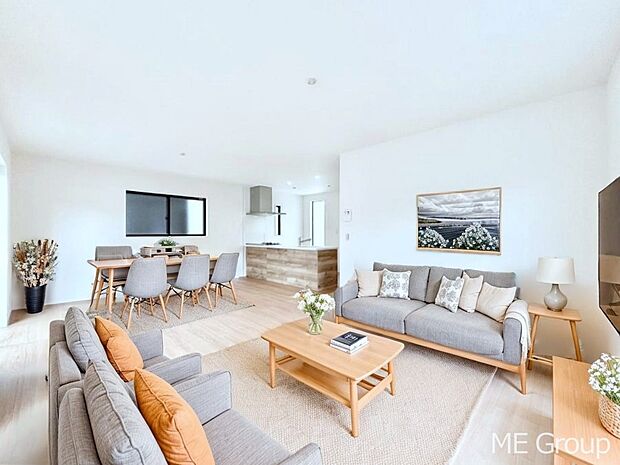 ◆2号棟◆~Living~ 家族の会話や笑顔が行き交うリビングです。大きなソファやダイニングテーブルでゆったり食事をしたりくつろぎたい♪そんな夢が叶えられる空間です!※家具はCGです