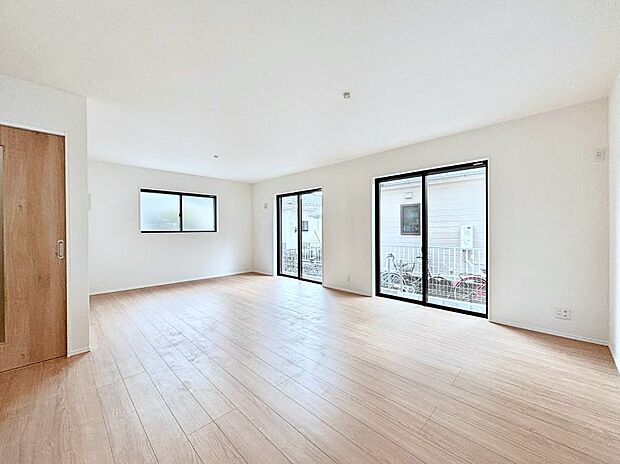 ◆2号棟◆~Living~ 飽きの来ないシンプルでおしゃれなLDK。大きな窓から日差しが差し込むので室内も明るく、家族の憩いの場としてピッタリです。開放感と日当たりの良さを是非ご覧ください!