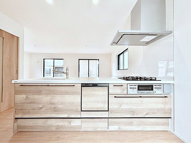 ◆2号棟◆~Kitchen~ 会話が弾むリビング、料理が愉しくなるキッチン。家は、ただ生活する場ではなく、暮らしを愉しく、快適にする場所。笑顔の毎日、安らぎの日々のために、最新の設備・仕様を採用。