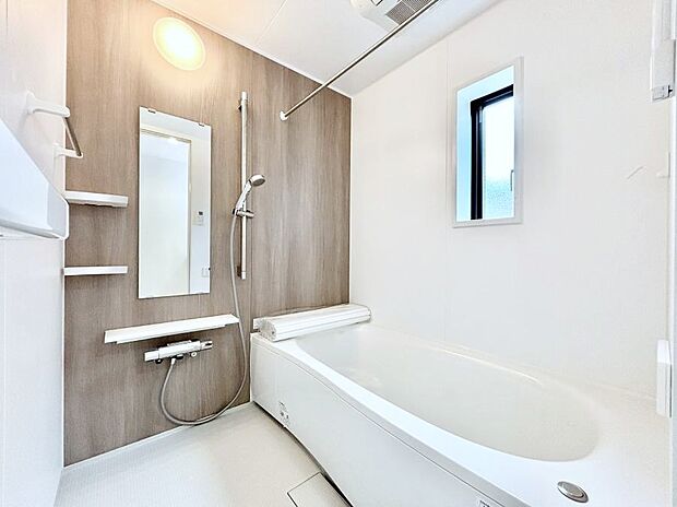 ◆2号棟◆~Bath Room~ 窓付きのバスルームは、採光もあり明るく気持ちの良い空間です。窓があることで、換気環境も良好。ゆったり寛げるバスルームで、毎日のバスタイムが楽しみになりそうです。