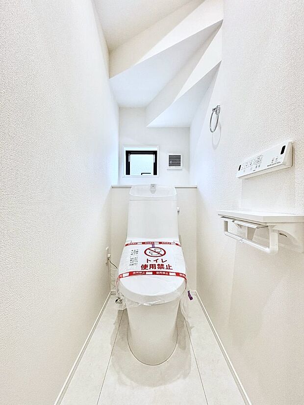 ◆2号棟◆~Toilet~ 綺麗・スッキリ・快適なウォシュレット付トイレでくつろげる空間です。採光もあり明るく、快適空間となっております♪毎日使う場所だからこその配慮です!