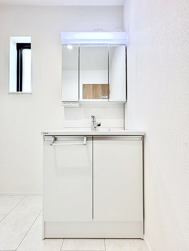 ◆2号棟◆~Dressing Room~ 暗くなりがちな洗面所も窓があると採光と換気が可能なので気持ちよくお使い頂けます。三面鏡タイプの洗面台は鏡裏収納で散らかりがちな洗面所もスッキリ♪