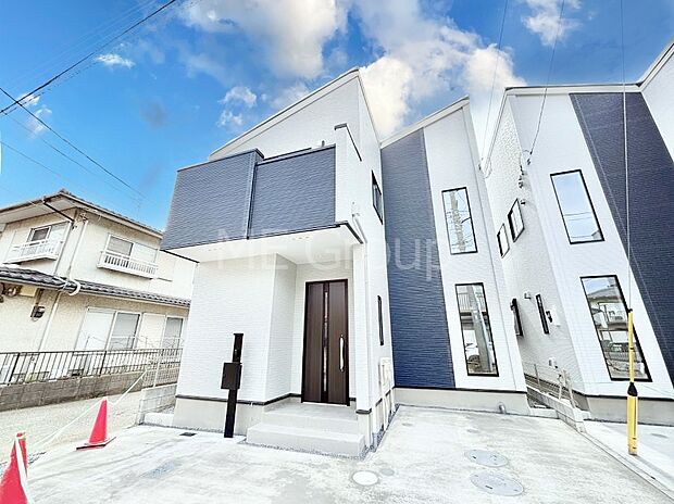 ◆2号棟◆~Exterior~ 堂々たる趣ながら、主張し過ぎずどこか余裕を感じさせるシャープなフォルムで佇む邸宅は、晴天の空と照らし合わせる事で、本来あるべき完成形の姿を見せてくれます。