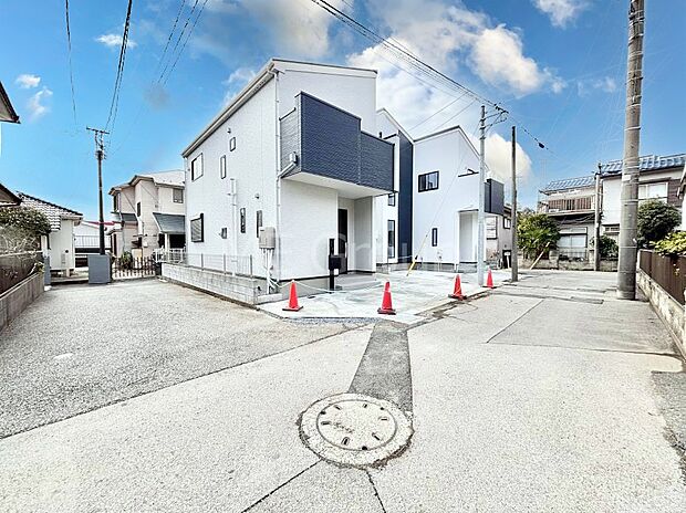 ~Exterior~ 前面道路:北 4m 公道 前面道路は閑静な住宅地をはしる車通りの少ない道路。駐車の出し入れもらくらくです!ご不明点・現地見学のご希望は、お気軽にお問い合わせください!