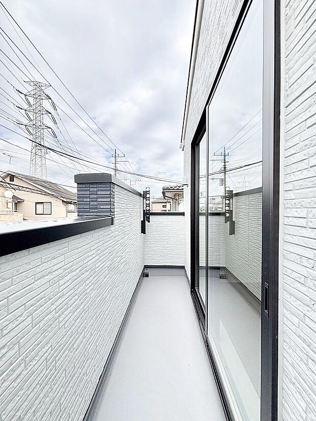 ◆2号棟◆~Balcony~ 大きな空に囲まれた気持ちのいい家。バルコニーを覗くだけで圧倒的な開放感に包まれます。バルコニーは陽がさしこみお布団や洗濯物を気持ちよく干すことができます。