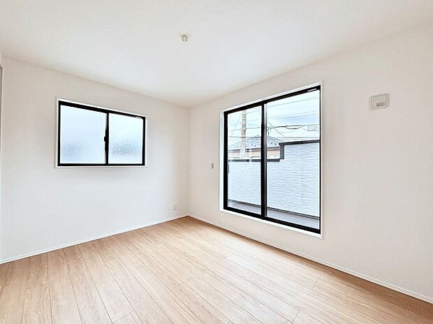 ◆2号棟◆~Bed Room~ バルコニーからの採光で朝もスッキリ目が覚めそうですね!穏やかな光が差し込む室内には、穏やかな時間が流れます。日当たりや通風がとても良い住まい♪