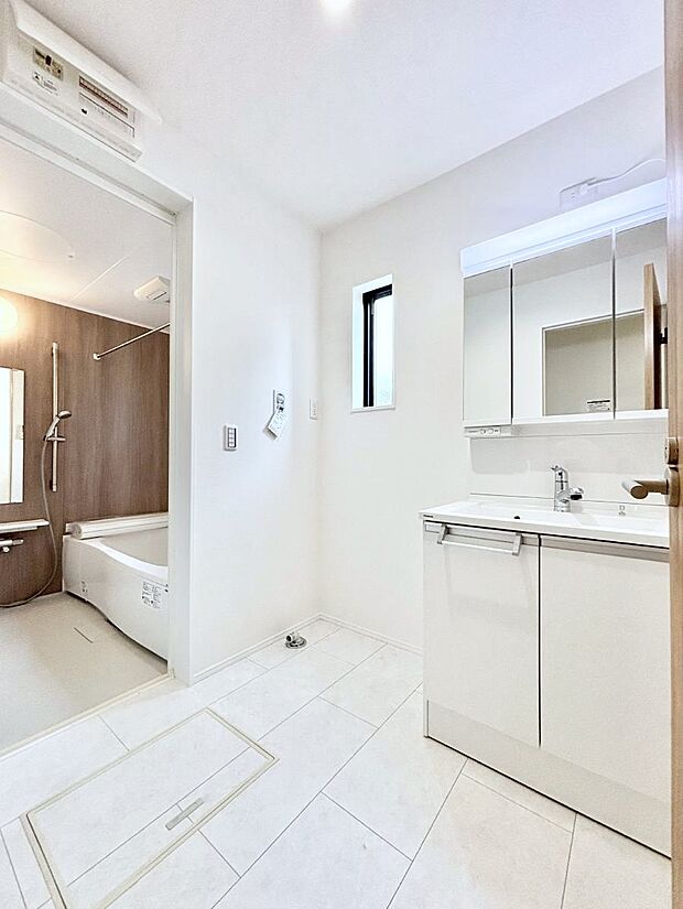 ◆2号棟◆~Dressing Room~ 清潔感溢れる色合いで統一されていると、スッキリと整った印象をうけます。鏡の裏にはたっぷりと収納スペースを標準装備!水廻りは、シンプルかつ機能性を重視して。