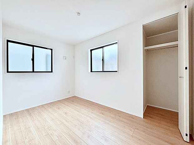 ◆1号棟◆~Bed Room~ 全居室には収納クローゼットを完備!普段使いのお洋服や小物はもちろん、季節物のお洋服などもしっかりと整理整頓おしまい頂けます。 居室空間を広く使用できますね。