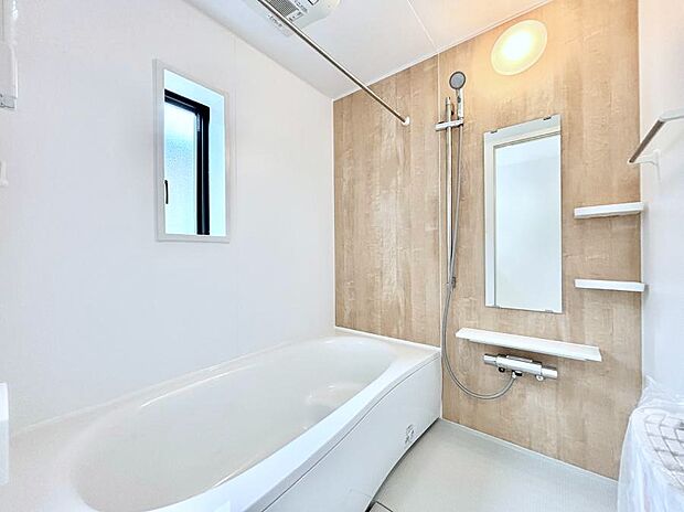 ◆1号棟◆~Bath Room~ 窓付きのバスルームは、採光もあり明るく気持ちの良い空間です。窓があることで、換気環境も良好。ゆったり寛げるバスルームで、毎日のバスタイムが楽しみになりそうです。