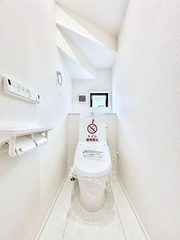 ◆1号棟◆~Toilet~ 綺麗・スッキリ・快適なウォシュレット付トイレでくつろげる空間です。採光もあり明るく、快適空間となっております♪毎日使う場所だからこその配慮です!