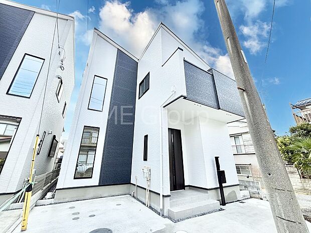 ◆1号棟◆~Exterior~ 一戸建ての大きなメリットは、自分達の「土地」を「自由に」使える事です。ガーデニングやDIY,車やバイクの趣味など様々な用途で利用できます。