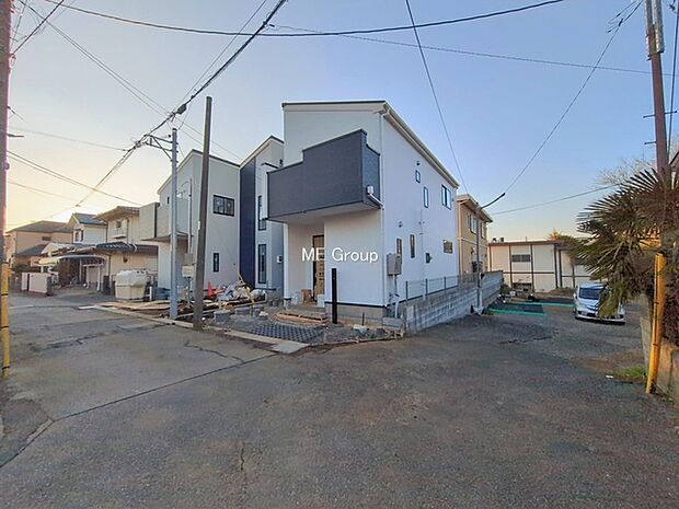 〜Exterior〜　前面道路：北 4m 公道　前面道路は閑静な住宅地をはしる車通りの少ない道路。駐車の出し入れもらくらくです！ご不明点・現地見学のご希望は、お気軽にお問い合わせください！
