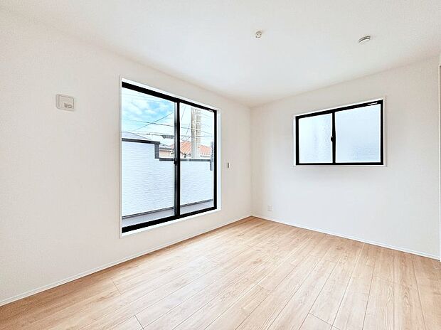 ◆1号棟◆~Bed Room~ バルコニーからの採光で朝もスッキリ目が覚めそうですね!穏やかな光が差し込む室内には、穏やかな時間が流れます。日当たりや通風がとても良い住まい♪