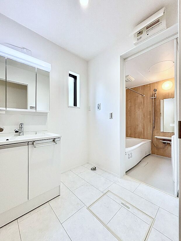 ◆1号棟◆~Dressing Room~ 清潔感溢れる色合いで統一されていると、スッキリと整った印象をうけます。鏡の裏にはたっぷりと収納スペースを標準装備!水廻りは、シンプルかつ機能性を重視して。