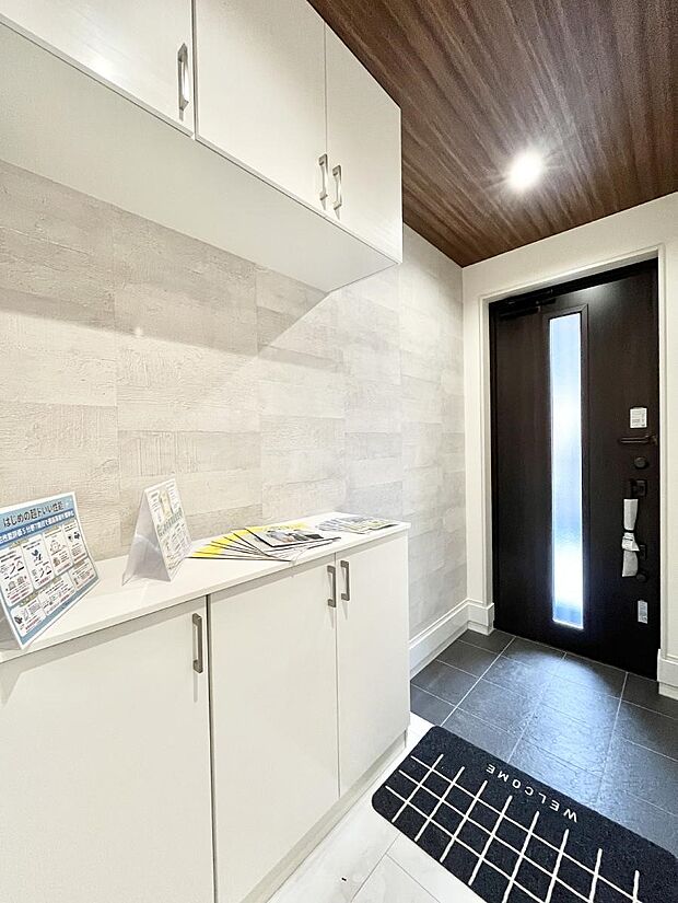 飾り棚を利用して、お越しいただくお客様をおもてなしできます。