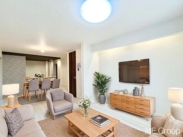 ご家族の賑やかな話し声で包まれる明るいリビング ※家具はCGです