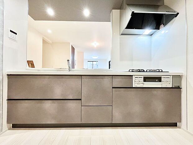 リビングを見渡せる人気のカウンターキッチン。 家族を見守りながら家事をすることができます。