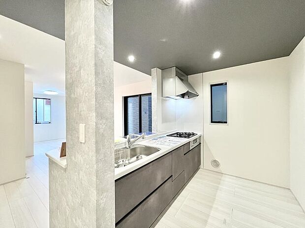 爽やかな風が通り抜けるキッチン。窓があるので明るく換気にも役立ちます。