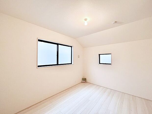 勾配天井を採用して開放感をプラス。2面採光で明るく風通しも良好です。