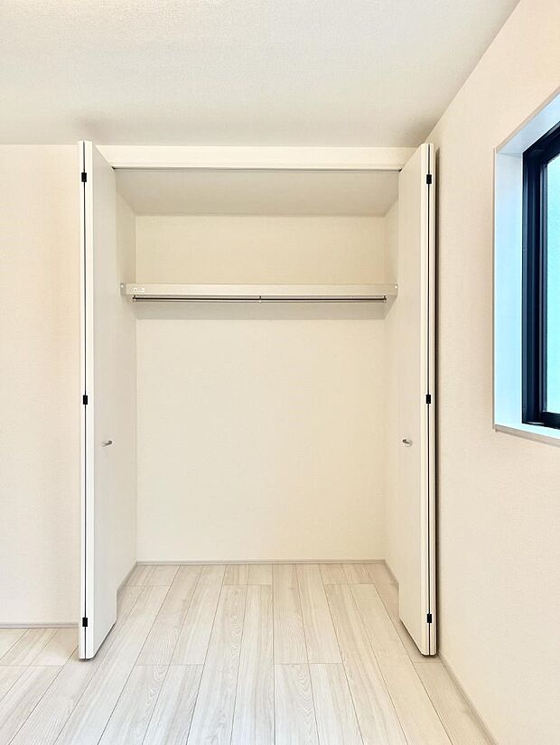 洋室のクローゼット。奥行きがあるので厚手の衣類もすっきり収まります。