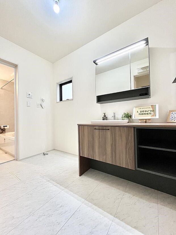 小窓がついているので湿気の多い場所でも換気が十分行えます。毎日の身支度を気持ち良く！