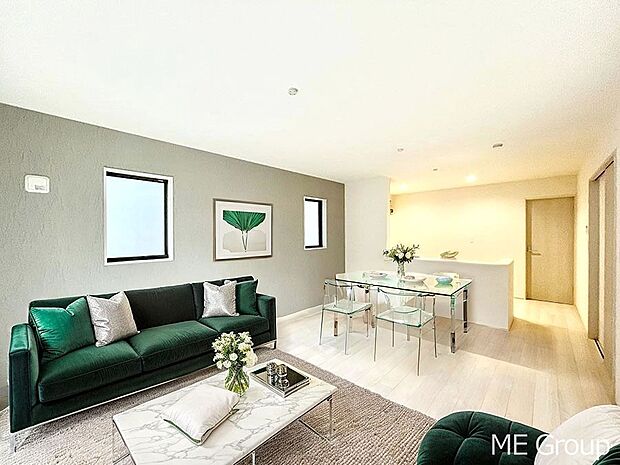 ご家族の賑やかな話し声で包まれる明るいリビング ※家具はCGです