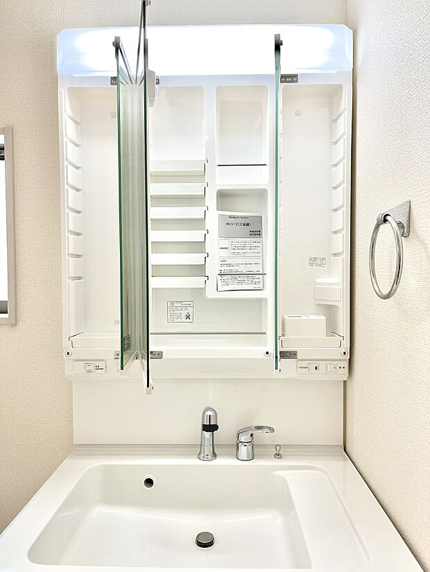 三面鏡の裏に、化粧品や衛生用品などを収納可能。洗面台をすっきりと保ちます!