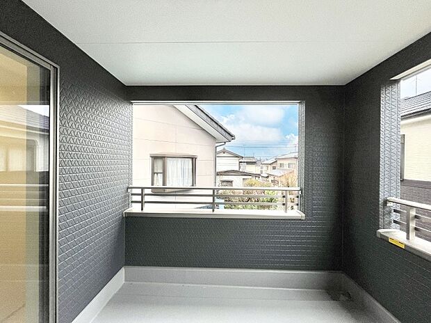 暖かな陽光が降り注ぐバルコニーはお洗濯におすすめ。爽やかな風も心地よいです。