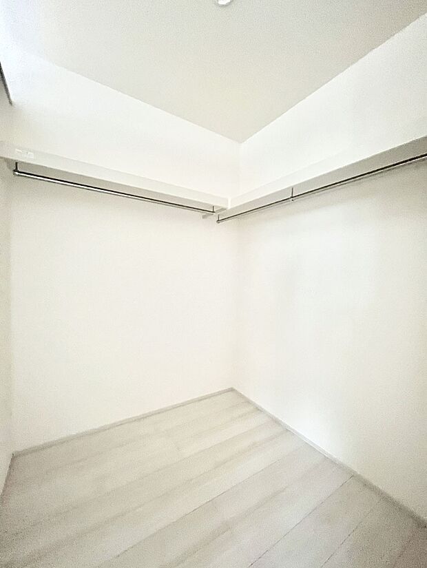 ウォークインクローゼット付きで生活空間を広く利用できます。