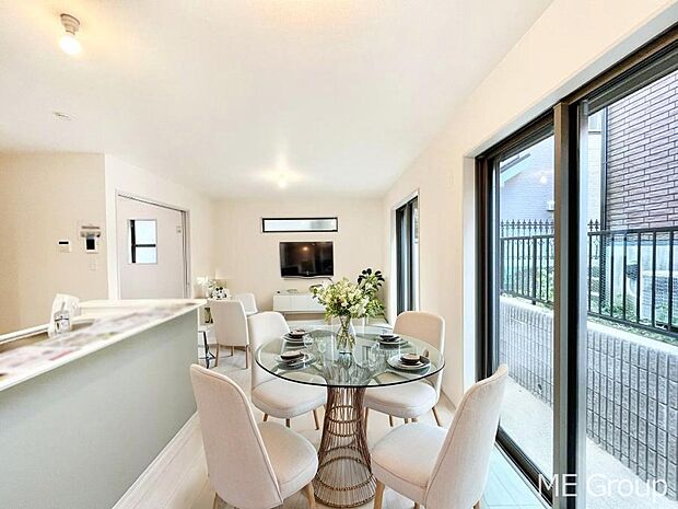 大きな窓からたっぷりの陽光と風を感じられるリビング※家具はCGです  