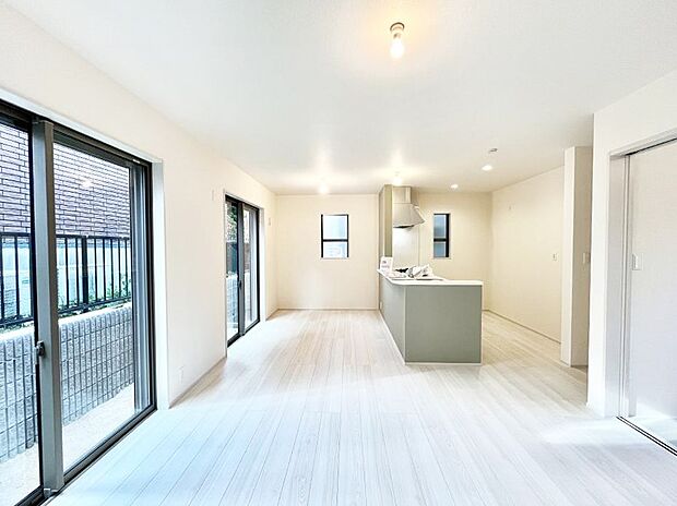 家族の笑顔が自然と生まれてくる、そんな雰囲気のダイニングに仕上がっています。